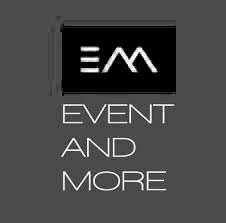 A szürke háttéren fekete négyzet alakú logó tetején stilizált fehér betűtípussal az „EM” felirat látható. Az alábbiakban az „ESEMÉNY ÉS TOVÁBBI” szavak vékony, fehér, függőlegesen igazított nagybetűkkel vannak írva.