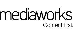 Fekete szöveges logó fehér alapon a „mediacorp” felirattal. A betűtípus modern és nem hiteles, az "r" felett egy kis piros ponttal, a "p" alatt pedig egy kis kék ponttal.