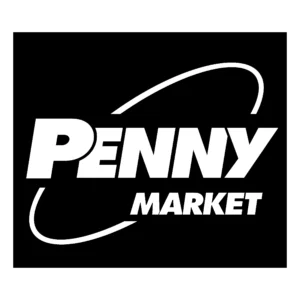 Fekete logó a "Penny Market" felirattal félkövér fehér szöveggel. A "Penny" nagyobb és a "Market" felett elhelyezett íves vonal körülveszi és metszi a szavakat, dinamikus, modern megjelenést kölcsönözve a professzionális rendezvényszervezéshez, például a rendezvényszervezéshez vagy a hostess ügynökséggel való együttműködéshez.