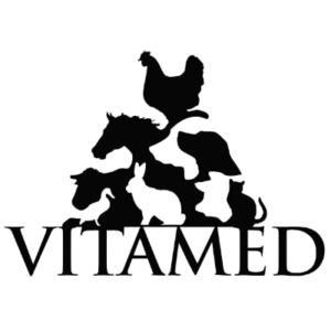 A VITAMED logó stilizált dizájnnal rendelkezik, amelyen két egymást átfedő nyúl egymásnak háttal ül. Alattuk a "VITAMED" látható jól láthatóan vastag, nagybetűkkel. Ez az elegáns dizájn arra a kifinomult bájra emlékeztet, amely gyakran látható Budapest elsőrangú rendezvényein, amelyeket profi hostessek rendeznek, és mindezt ropogós fehér háttérrel.